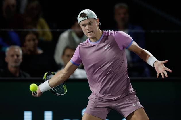 Paris, 29.10.2024 Tennis Rolex Paris Masters 2024, Matteo Arnaldi (ITA) - Holger Rune v.l., Holger Rune (DK) spielt eine Vorhand. Copyright: AntonioxBorga