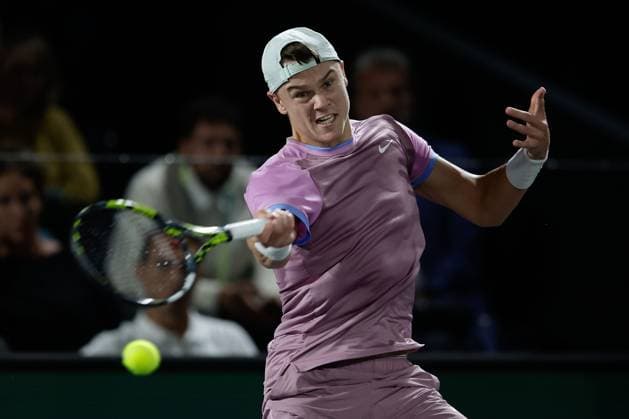 Paris, 29.10.2024 Tennis Rolex Paris Masters 2024, Matteo Arnaldi (ITA) - Holger Rune v.l., Holger Rune (DK) spielt eine Vorhand. Copyright: AntonioxBorga