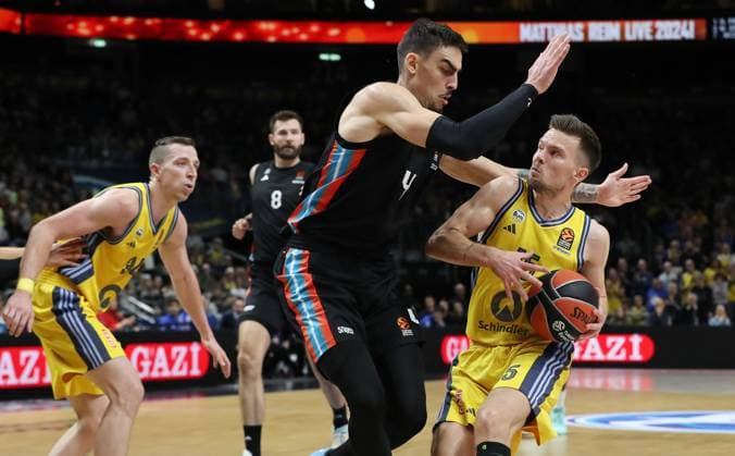 Sport Themen der Woche KW44 Sport Bilder des Tages Leopold Cavaliere, Martin Hermannsson Zweikampf Spielszene Aktion Basketball Euroleague EL Herren Saison 2024 2025 29.10.2024 ALBA Berlin vs. Paris Basketball *** Leopold Cavaliere, Martin Hermannsson duel Game scene Action Sport Basketball Euroleague EL Men Season 2024 2025 29 10 2024 ALBA Berlin vs Paris Basketball
