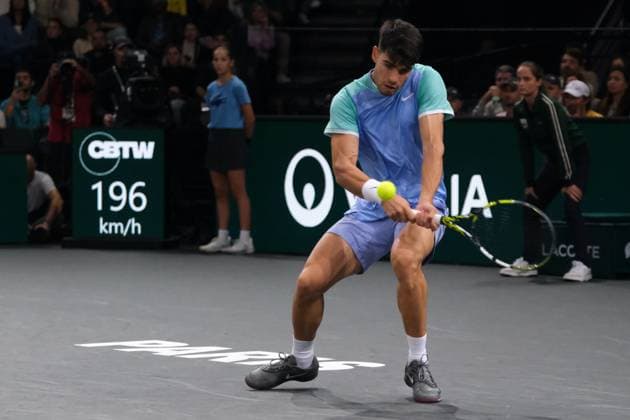 October 29, 2024, Paris, France: CARLOS ALCARAZ (ESP) returns the ball to NICOLAS JARRY (CHI) during the day two of Rolex Paris Masters 1000 tournament at Paris Accor Arena Stadium in Paris France..Alcaraz won 7:5 6:1 Paris France - ZUMAp119 20241029_zaf_p119_074 Copyright: xPierrexSteveninx
