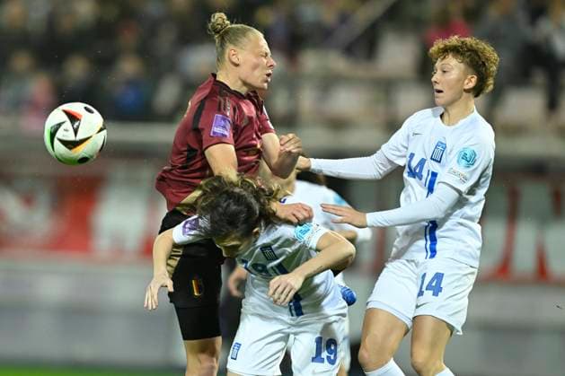 Sport Themen der Woche KW44 Sport Bilder des Tages Belgium v Greece - Women s European Qualifiers LEUVEN, BELGIUM - OCTOBER 29 : Van Kerkhoven Ella forward of Belgium and Palama Maria defender of Greece jumping towards the ball during the Women s European Qualifiers - Round 1- Play-off 2nd leg match between Belgium and Greece at the Den Dreef Stadium on October 29, 2024 in Leuven, Belgium, 29 10 2024 Leuven Belgium  Copyright: xNicoxVereeckenx