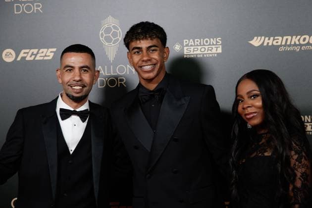 Paris am 28.Oktober 2024 68. Ballon d Or im Theatre Du Chatelet in Paris PARIS, FRANKREICH v.,li., Vater Mounir Nasraoui, Lamine Yamal und Mutter Sheila Ebana Copyright: HMBxMedia AntonioxBorga