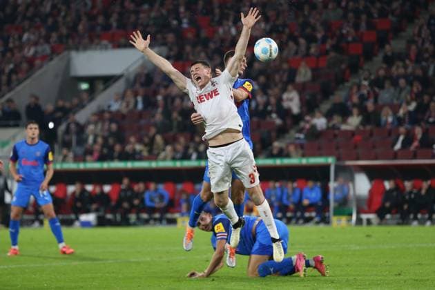 Sport Themen der Woche KW44 Sport Bilder des Tages Dominique Heintz (1. FC Koeln) und Timo Becker (Holstein Kiel) im Zweikampf waehrend des Spiels der zweiten Runde des DFB-Pokal zwischen 1. FC Köln und Holstein Kiel, RheinEnergieStadion am 29. October 2024 in Köln, Deutschland. (Foto von Oliver Kaelke DeFodi Images) +++ Dominique Heintz (1. FC Koeln) und Timo Becker (Holstein Kiel) battle for the ball during the second Round of DFB-Pokal match between 1. FC Köln and Holstein Kiel at RheinEnergieStadion on October 29, 2024 in Cologne, Germany. (Photo by Oliver Kaelke DeFodi Images) DFL regulations prohibit any use of photographs as image sequences and or quasi-video. not used in POL SRB CRO FRA GBR NED ITA USA Defodi-678_2024_10_29_OK_KOEKSV_1161 *** Dominique Heintz 1 FC Koeln and Timo Becker Holstein Kiel in a duel during the second round of DFB Pokal match between 1 FC Köln and Holstein Kiel, RheinEnergieStadion on October 29, 2024 in Cologne, Germany Photo by Oliver Kaelke DeFodi Images Dominique Heintz 1 FC Koeln and Timo Becker Holstein Kiel battle for the ball during the second round of DFB Pokal match between 1 FC Köln and Holstein Kiel at RheinEnergieStadion on October 29, 2024 in Cologne, Germany Photo by Oliver Kaelke DeFodi Images DFL regulations prohibit any use of photographs as image sequences and or quasi video not used in POL SRB CRO FRA GBR NED ITA USA Defodi 678 2024 10 29 OK KOEKSV 1161 Defodi-678 not used in POL SRB CRO FRA GBR NED ITA USA DFL regulations prohibit any use of photographs as image sequences and or quasi-video.