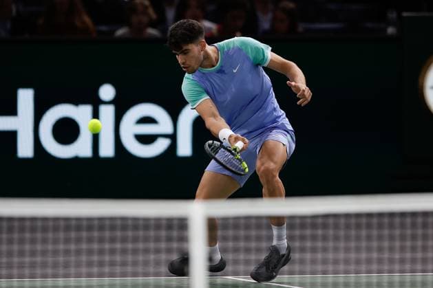 Paris, 29.10.2024 Tennis Rolex Paris Masters 2024, Nicolas Jarry - Carlos Alcaraz v.l., Carlos Alcaraz spielt eine Vorhand. Copyright: AntonioxBorga