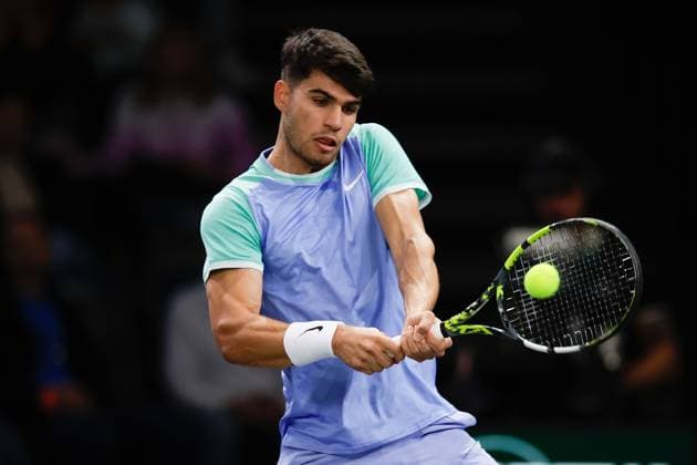 Paris, 29.10.2024 Tennis Rolex Paris Masters 2024, Nicolas Jarry - Carlos Alcaraz v.l., Carlos Alcaraz spielt eine Rückhand. Copyright: AntonioxBorga