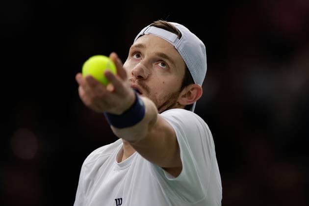 Paris, 29.10.2024 Tennis Rolex Paris Masters 2024, Nicolas Jarry - Carlos Alcaraz v.l., Nicolas Jarry macht einen Aufschlag. Copyright: AntonioxBorga