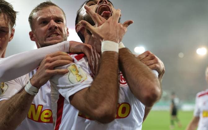 Sport Themen der Woche KW44 Bilder des Jahres 2024, Sport 10 Oktober Sport Bilder des Tages 29.10.2024 - Fussball - Saison 2024 2025 - DFB-Pokal - 02. Runde: SSV Jahn Regensburg - SpVgg Greuther Fürth ( Kleeblatt ) - Sportfoto Zink DaMa - xdaxmax - regulations prohibit any use of photographs as image sequences and or quasi-video - only for editorial use - Jubel Freude Torjubel nach Tor zum 1:0 - Rasim Bulic ( 5, SSV Jahn Regensburg ) und Mannschaft Team jubelt freut sich - Torschütze: Rasim Bulic ( 5, SSV Jahn Regensburg ) *** 29 10 2024 Football season 2024 2025 DFB Pokal 02 round SSV Jahn Regensburg SpVgg Greuther Fürth Kleeblatt Sportfoto Zink DaMa xdaxmax regulations prohibit any use of photographs as image sequences and or quasi video only for editorial use Jubel Freude Torjubel nach Tor zum 1 0 Rasim Bulic 5, SSV Jahn Regensburg und Mannschaft Team jubelt freut sich Torschütze Rasim Bulic 5, SSV Jahn Regensburg