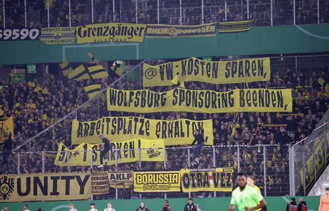 Sport Themen der Woche KW44 Sport Bilder des Tages dortmunder fans zeigen banner richtung vw sponsoring einstellen und arbeitsplaetze sichern... Fussball, Saison 2024 2025, Maenner, Herren, DFB Pokal, 2.. Hauptrunde, Volkswagenarena, Vfl Wolfsburg gegen Borussia Dortmund DFL REGULATIONS PROHIBIT ANY USE OF PHOTOGRAPHS AS IMAGE SEQUENCES AND OR QUASI-VIDEO. *** dortmunder fans show banner direction vw sponsoring einstellen und arbeitsplaetze sichern Fußball, Saison 2024 2025, Maenner, Herren, DFB Pokal, 2 Hauptrunde, Volkswagenarena, Vfl Wolfsburg gegen Borussia Dortmund DFL REGULATIONS PROHIBIT ANY USE OF PHOTOGRAPHS AS IMAGE SEQUENCES AND OR QUASI VIDEO