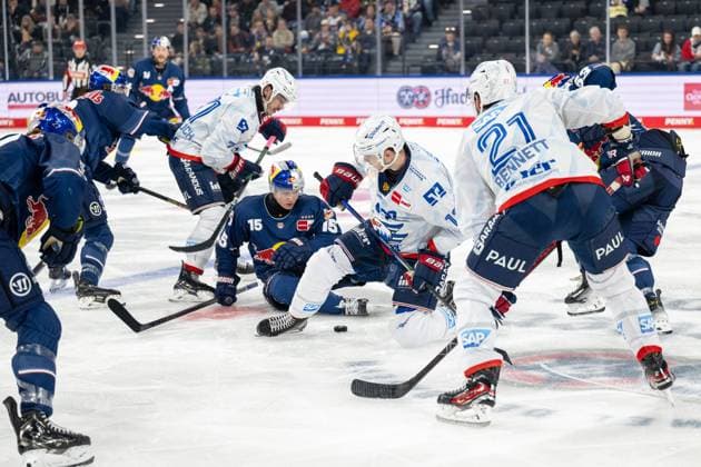 Sport Themen der Woche KW44 Sport Bilder des Tages Nikolaus Heigl 15 (EHC Red Bull Muenchen) nach einem Bully sitzt auf dem Eis, EHC Red Bull Muenchen vs. Adler Mannheim, PENNY DEL, Hauptrunde, 3. Spieltag, 29.10.2024 Muenchen Bayern Deutschland *** Nikolaus Heigl 15 EHC Red Bull Muenchen after a face-off sits on the ice, EHC Red Bull Muenchen vs Adler Mannheim, PENNY DEL, Main Round, Matchday 3, 29 10 2024 Muenchen Bayern Germany Copyright: xkolbert-press UlrichxGamelx
