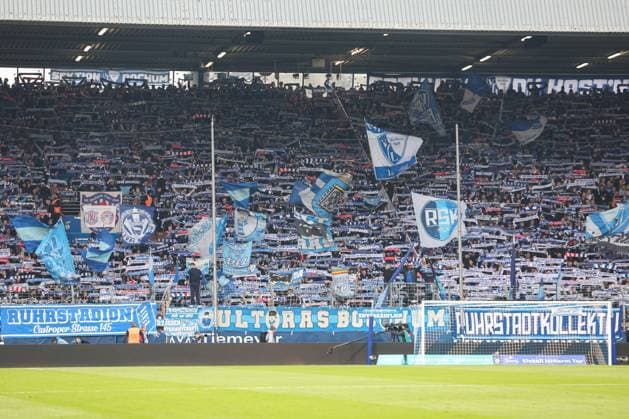 1. Bundesliga - VfL Bochum - FC Bayern München am 27.10.2024 im Vonovia Ruhrstadion in Bochum Die Bochum Fans in der Ostkurve mit einer Schalparade