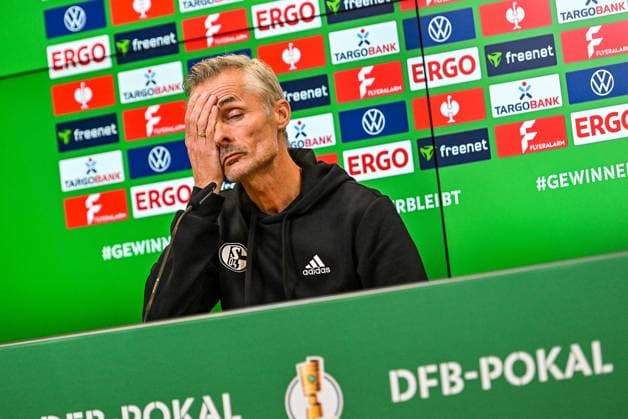 GER, DFB Pokal, FC Augsburg vs FC Schalke 04 29.10.2024, WWK-Arena, Augsburg, GER, DFB Pokal, FC Augsburg vs FC Schalke 04, im Bild Kees van Wonderen (Schalke), Pressekonferenz nach Spielende, Enttaeuschung *** GER, DFB Pokal, FC Augsburg vs FC Schalke 04 29 10 2024, WWK Arena, Augsburg, GER, DFB Pokal, FC Augsburg vs FC Schalke 04, in the picture Kees van Wonderen Schalke , press conference after the match, disappointment nordphotoxGmbHx xHafner nph00200