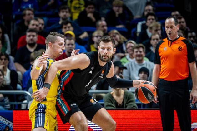 Basketball Berlin 29.10.2024 Saison 2024 2025 Euroleague Alba Berlin - Paris Basket Leon Kratzer (Paris, No.08) Justin Bean (Alba Berlin, No.34)