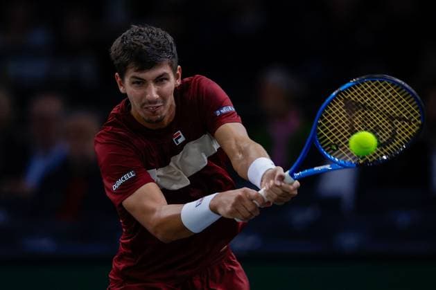 Paris, 30.10.2024 Tennis Rolex Paris Masters 2024, Alexei Popyrin -Daniil Medwedew v.l., Alexei Popyrin spielt eine Rückhand. Copyright: AntonioxBorga