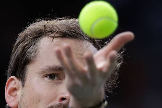 Paris, 30.10.2024 Tennis Rolex Paris Masters 2024, Alexei Popyrin -Daniil Medwedew v.l., Daniil Medwedew macht einen Aufschlag. Copyright: AntonioxBorga