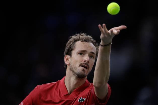 Paris, 30.10.2024 Tennis Rolex Paris Masters 2024, Alexei Popyrin -Daniil Medwedew v.l., Daniil Medwedew macht einen Aufschlag. Copyright: AntonioxBorga