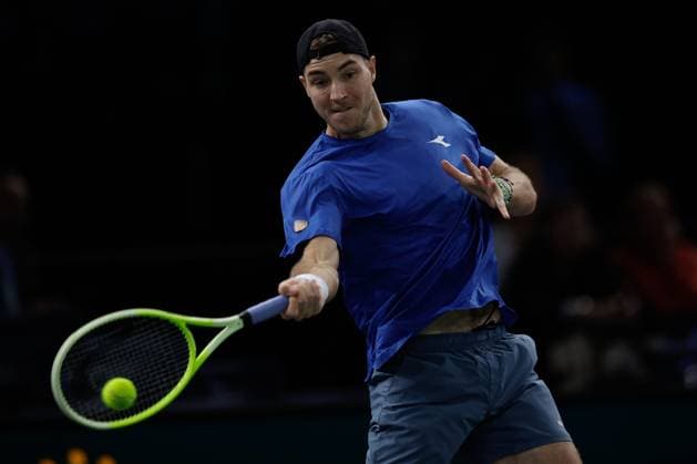 Paris, 30.10.2024 Tennis Rolex Paris Masters 2024, Arthur Fils (FRA) - Jan-Lennard Struff (GER) v.l., Jan-Lennard Struff (GER) spielt eine Rückhand. Copyright: AntonioxBorga