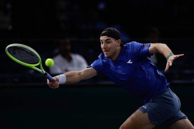 Paris, 30.10.2024 Tennis Rolex Paris Masters 2024, Arthur Fils (FRA) - Jan-Lennard Struff (GER) v.l., Jan-Lennard Struff (GER) spielt eine Rückhand, muss sich strecken Copyright: AntonioxBorga