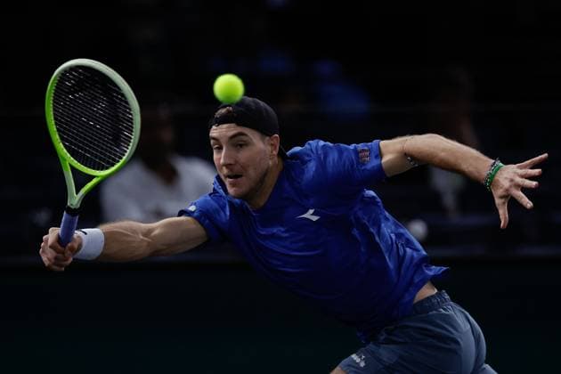 Paris, 30.10.2024 Tennis Rolex Paris Masters 2024, Arthur Fils (FRA) - Jan-Lennard Struff (GER) v.l., Jan-Lennard Struff (GER) spielt eine Rückhand, muss sich strecken Copyright: AntonioxBorga