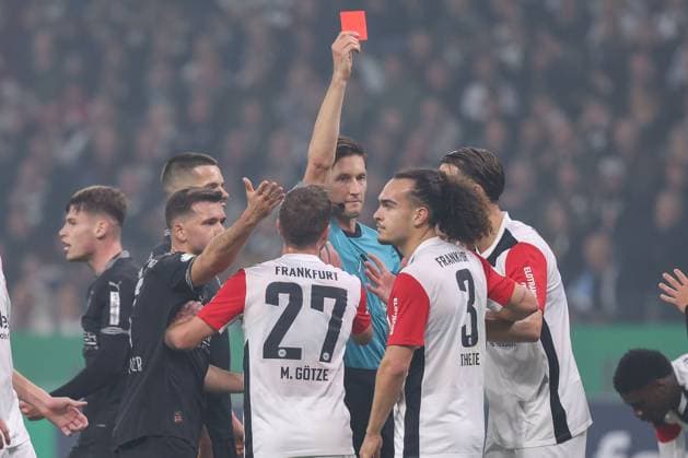 Sport Themen der Woche KW44 2024.10.30 DFB Pokal 2024 25 2.Runde Eintracht Frankfurt - Borussia Mönchengladbach v.l., referee, Schiedsrichter Dr. Matthias Jöllenbeck (Freiburg) zeigt Arthur Theate (Eintracht Frankfurt) die Rote Karte (DFL DFB REGULATIONS PROHIBIT ANY USE OF PHOTOGRAPHS as IMAGE SEQUENCES and or QUASI-VIDEO) *** 2024 10 30 DFB Pokal 2024 25 2nd round Eintracht Frankfurt Borussia Mönchengladbach v l , referee, referee Dr Matthias Jöllenbeck Freiburg shows Arthur Theate Eintracht Frankfurt the red card DFL DFB REGULATIONS PROHIBIT ANY USE OF PHOTOGRAPHS as IMAGE SEQUENCES and or QUASI VIDEO Copyright: JoaquimxFerreira