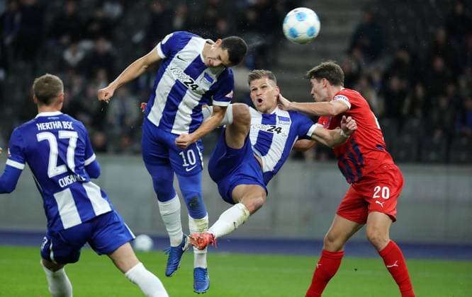Ibrahim Maza behindert Florian Niederlechner, Luka Kerber Zweikampf Spielszene Aktion Fußball Fussball DFB Pokal Herren 2.Runde Saison 2024 2025 30.10.2024 Hertha BSC Berlin vs. 1.FC Heidenheim DFL regulations prohibit any use of photographs as image sequences and or quasi-video