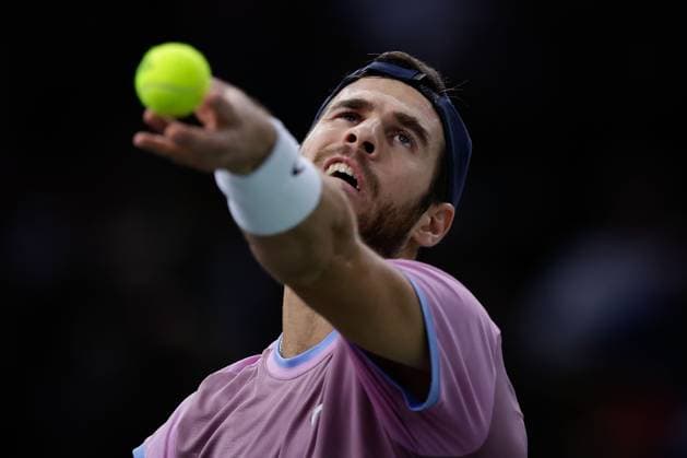Paris, 30.10.2024 Tennis Rolex Paris Masters 2024, Giovanni Mpetshi Perricard (FRA) - Karen Abgarowitsch Chatschanow v.l., Karen Abgarowitsch Chatschanow macht einen Aufschlag. Copyright: AntonioxBorga