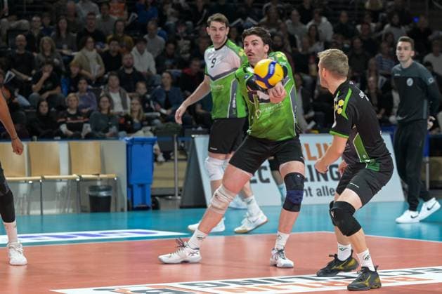 Berlin, Deutschland 30. Oktober 2024: 1. VBL - 2024 2025 - Berlin Recycling Volleys vs. VC Bitterfeld-Wolfen Im Bild: Ballannahme Benjamin Carleton (VC Bitterfeld-Wolfen) Copyright: xFotostandx xReuhlx
