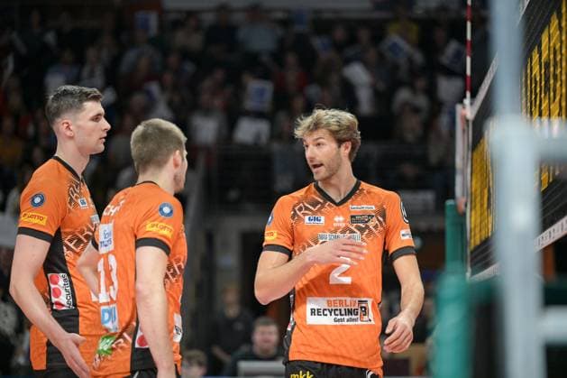 Berlin, Deutschland 30. Oktober 2024: 1. VBL - 2024 2025 - Berlin Recycling Volleys vs. VC Bitterfeld-Wolfen Im Bild: v.li.: Jake Hanes (BR Volleys), Ruben Schott (BR Volleys), Matthew Knigge (BR Volleys) Copyright: xFotostandx xReuhlx