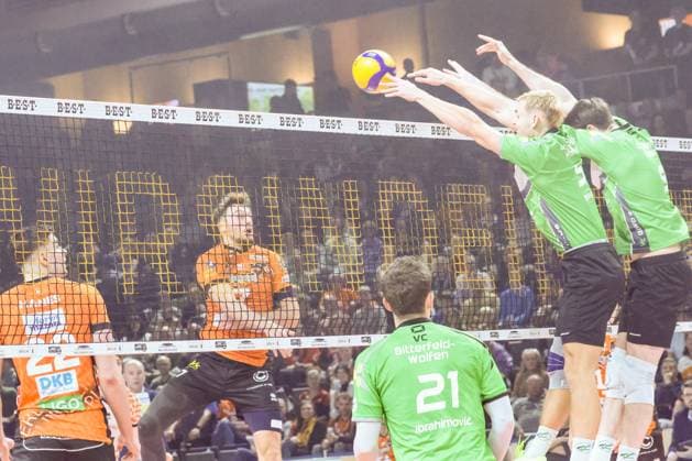 Simon Plaskie (BR Volleys, 07), nach dem Ball pritschen, BRVolleys vs VC Bitterfeld-Wolfen , Bundesliga Hauptrunde 7. Spieltag, 2024 Berlin Berlin Land Copyright: xFootxBowl ThomasxSobotzkix