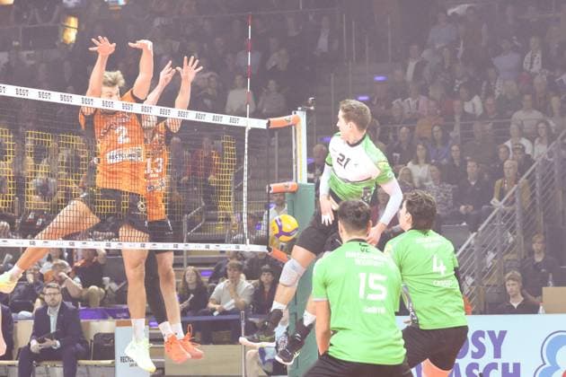 Matthew Knigge (BR Volleys, 02) , Ruben Schott (BR Volleys, 13) am Netz, BRVolleys vs VC Bitterfeld-Wolfen , Bundesliga Hauptrunde 7. Spieltag, 2024 Berlin Berlin Land Copyright: xFootxBowl ThomasxSobotzkix