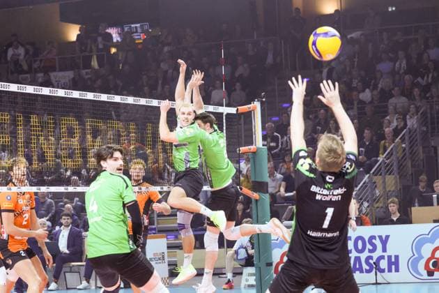 Michael Haßmann (VC Bitterfeld-Wolfen, 01) mit dem Ballhandling, BRVolleys vs VC Bitterfeld-Wolfen , Bundesliga Hauptrunde 7. Spieltag, 2024 Berlin Berlin Land Copyright: xFootxBowl ThomasxSobotzkix