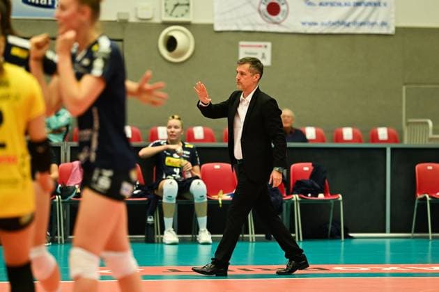 Laszlo Hollosy (Cheftrainer VfB Suhl Lotto Thueringen) Dresdner SC vs. VfB Suhl Lotto Thueringen, 1. Volleyball Bundesliga Frauen, Spielzeit 2024 2025, 30.10.2024 Dresdner SC vs. VfB Suhl Lotto Thueringen, 1. Volleyball Bundesliga Frauen, Spielzeit 2024 2025, 30.10.2024 Dresden Copyright: xEibner-Pressefoto PatrickxHoepnex EP_PHR