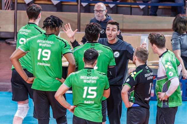 30.10.24, Berlin, Volleyball: 1.Bundesliga, Maenner, 6. Spieltag, BR Volleys - VC Bitterfeld-Wolfen, Max-Schmeling-Halle. Trainer von VC Bitterfeld-Wolfen bespricht sich mit seiner Mannschaft. BR Volleys - VC Bitterfeld-Wolfen
