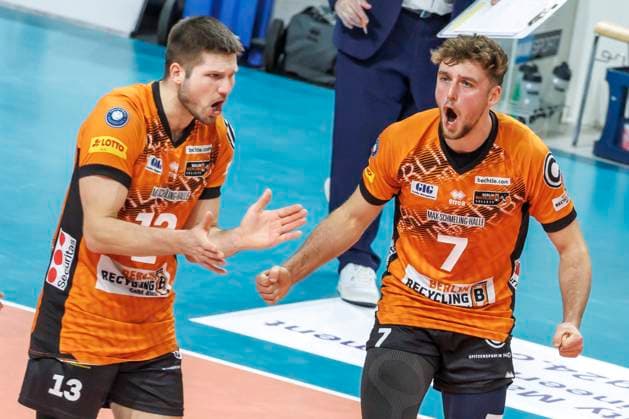 30.10.24, Berlin, Volleyball: 1.Bundesliga, Maenner, 6. Spieltag, BR Volleys - VC Bitterfeld-Wolfen, Max-Schmeling-Halle. Berlins Ruben Schott und Berlins Simon Plaskie jubeln nach dem Punktgewinn. BR Volleys - VC Bitterfeld-Wolfen