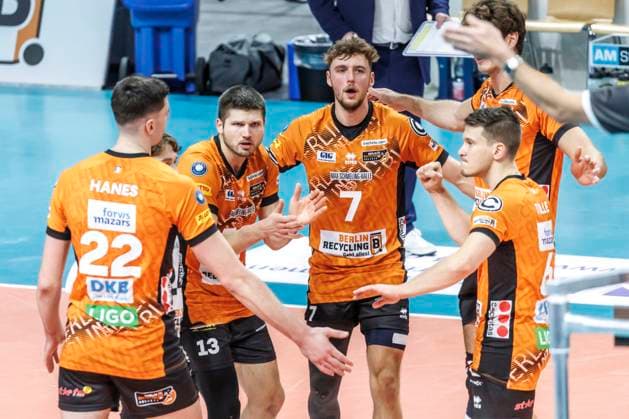 30.10.24, Berlin, Volleyball: 1.Bundesliga, Maenner, 6. Spieltag, BR Volleys - VC Bitterfeld-Wolfen, Max-Schmeling-Halle. Berlins Ruben Schott und Berlins Simon Plaskie jubeln nach dem Punktgewinn mit den Mannschaftskollegen. BR Volleys - VC Bitterfeld-Wolfen