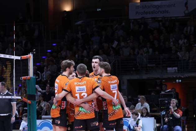 Jubel nach erfolgreichen ersten Satz, BRVolleys vs VC Bitterfeld-Wolfen , Bundesliga Hauptrunde 7. Spieltag, 2024 Berlin Berlin Land Copyright: xFootxBowl ThomasxSobotzkix