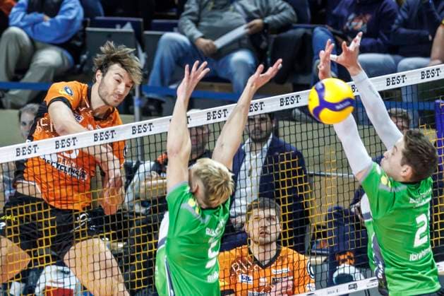 30.10.24, Berlin, Volleyball: 1.Bundesliga, Maenner, 6. Spieltag, BR Volleys - VC Bitterfeld-Wolfen, Max-Schmeling-Halle. Berlins Matthew Knigge spielt den Ball über das Netz. BR Volleys - VC Bitterfeld-Wolfen