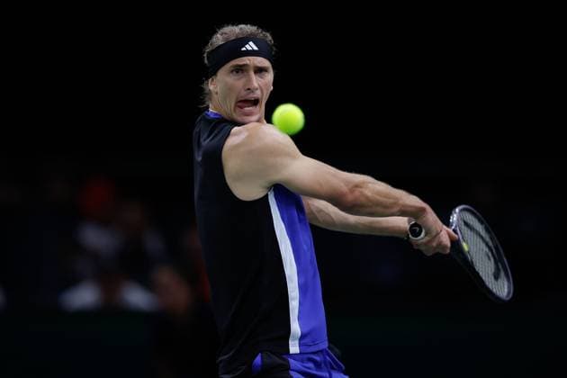Paris, 30.10.2024 Tennis Rolex Paris Masters 2024, Alexander Zverev (GER) - Tallon Griekspoor (NL) v.l., Alexander Zverev (GER) spielt eine Rückhand. Copyright: AntonioxBorga
