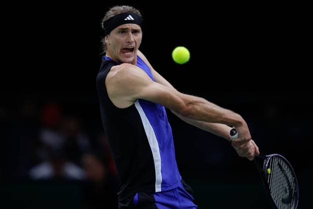 Paris, 30.10.2024 Tennis Rolex Paris Masters 2024, Alexander Zverev (GER) - Tallon Griekspoor (NL) v.l., Alexander Zverev (GER) spielt eine Rückhand. Copyright: AntonioxBorga