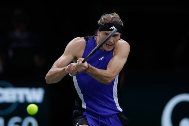 Paris, 30.10.2024 Tennis Rolex Paris Masters 2024, Alexander Zverev (GER) - Tallon Griekspoor (NL) v.l., Alexander Zverev (GER) spielt eine Rückhand. Copyright: AntonioxBorga