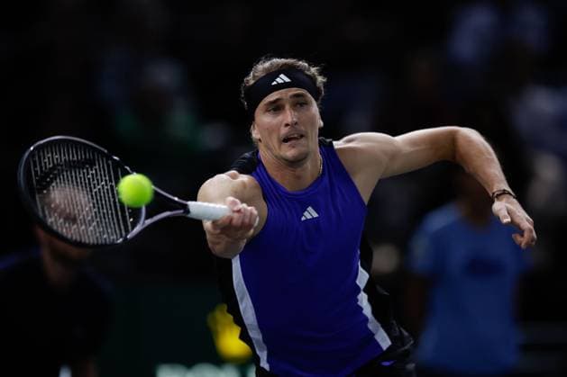 Paris, 30.10.2024 Tennis Rolex Paris Masters 2024, Alexander Zverev (GER) - Tallon Griekspoor (NL) v.l., Alexander Zverev (GER) spielt eine Vorhand. Copyright: AntonioxBorga