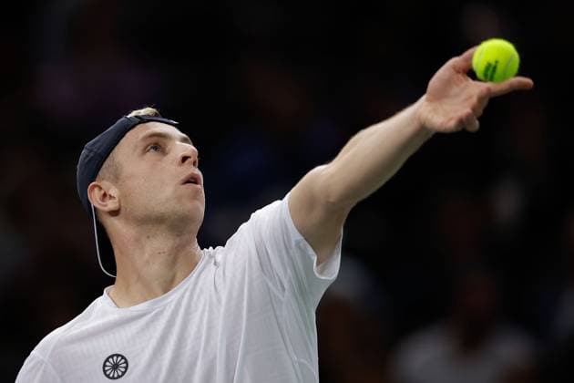 Paris, 30.10.2024 Tennis Rolex Paris Masters 2024, Alexander Zverev (GER) - Tallon Griekspoor (NL) v.l., Tallon Griekspoor (NL) macht einen Aufschlag. Copyright: AntonioxBorga