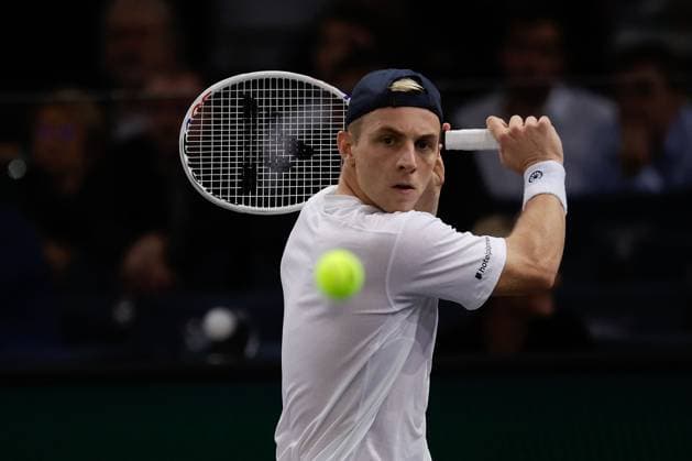 Paris, 30.10.2024 Tennis Rolex Paris Masters 2024, Alexander Zverev (GER) - Tallon Griekspoor (NL) v.l., Tallon Griekspoor (NL) spielt eine Rückhand. Copyright: AntonioxBorga