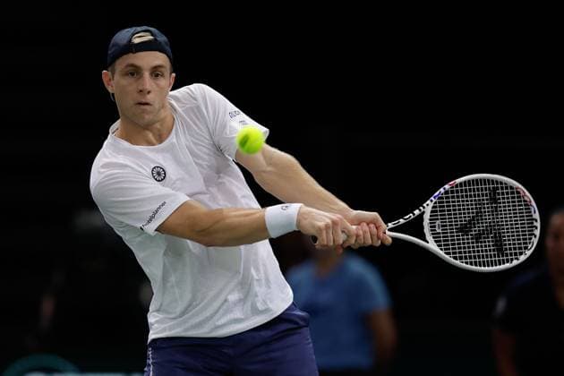 Paris, 30.10.2024 Tennis Rolex Paris Masters 2024, Alexander Zverev (GER) - Tallon Griekspoor (NL) v.l., Tallon Griekspoor (NL) spielt eine Rückhand. Copyright: AntonioxBorga