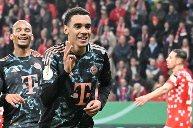 Sport Themen der Woche KW44 Sport Bilder des Tages 30.10.2024, xsltx, Fussball DFB Pokal 2.Runde, FSV Mainz 05 - FC Bayern München emspor, v.l. Torjubel nach dem Tor zum celebrating the goal celebrate 0:4 Jamal Musiala (FC Bayern Muenchen) (DFL DFB REGULATIONS PROHIBIT ANY USE OF PHOTOGRAPHS as IMAGE SEQUENCES and or QUASI-VIDEO) Mainz *** 30 10 2024, xsltx, Fußball DFB Pokal 2 Runde, FSV Mainz 05 FC Bayern München emspor, v l Torjubel nach dem Tor zum celebrating the goal celebrate 0 4 Jamal Musiala FC Bayern Muenchen DFL DFB REGULATIONS PROHIBIT ANY USE OF PHOTOGRAPHS as IMAGE SEQUENCES and or QUASI VIDEO Mainz