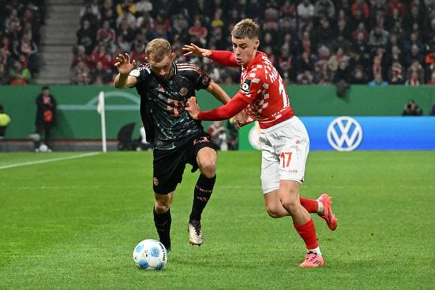 30.10.2024, xsltx, Fussball DFB Pokal 2.Runde, FSV Mainz 05 - FC Bayern München emspor, v.l. Konrad Laimer (FC Bayern Muenchen) Gabriel Vidovic (FSV Mainz 05) Zweikampf, Aktion, action, battle for the ball (DFL DFB REGULATIONS PROHIBIT ANY USE OF PHOTOGRAPHS as IMAGE SEQUENCES and or QUASI-VIDEO) Mainz