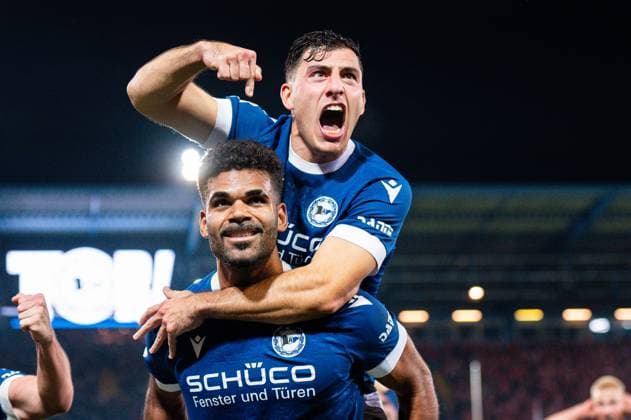 Sport Themen der Woche KW44 Bilder des Jahres 2024, Sport 10 Oktober Sport Bilder des Tages 30.10.2024 - Fußball, 2024 2025, DFB-Pokal, 2. Hauptrunde, DSC Arminia Bielefeld - 1. FC Union Berlin: (L-R) Andre Becker (Bielefeld) jubelt nach seinem Tor zum 2:0 mit Stefano Russo (Bielefeld) DFB REGULATIONS PROHIBIT ANY USE OF PHOTOGRAPHS AS IMAGE SEQUENCES AND OR QUASI-VIDEO. *** 30 10 2024 Soccer, 2024 2025, DFB Cup, 2nd main round, DSC Arminia Bielefeld 1 FC Union Berlin L R Andre Becker Bielefeld celebrates after his goal to 2 0 with Stefano Russo Bielefeld DFB REGULATIONS PROHIBIT ANY USE OF PHOTOGRAPHS AS IMAGE SEQUENCES AND OR QUASI VIDEO