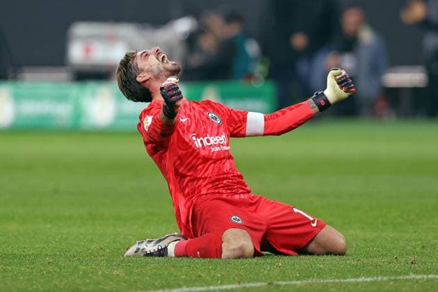 Bilder des Jahres 2024, Sport 10 Oktober Sport Bilder des Tages 30.10.2024, xovx, Fußball DFB-Pokal, 2. Runde, Eintracht Frankfurt - Borussia Mönchengladbach Kevin Trapp (Eintracht Frankfurt) bejubelt den 2:1 Sieg im DFB-Pokal gegen Borussia Mönchengladbach (DFL DFB REGULATIONS PROHIBIT ANY USE OF PHOTOGRAPHS as IMAGE SEQUENCES and or QUASI-VIDEO) emspor Frankfurt am Main *** 30 10 2024, xovx, Fußball DFB Pokal, 2 Runde, Eintracht Frankfurt Borussia Mönchengladbach Kevin Trapp Eintracht Frankfurt celebrates the 2 1 victory in the DFB Pokal against Borussia Mönchengladbach DFL DFB REGULATIONS PROHIBIT ANY USE OF PHOTOGRAPHS as IMAGE SEQUENCES and or QUASI VIDEO emspor Frankfurt am Main