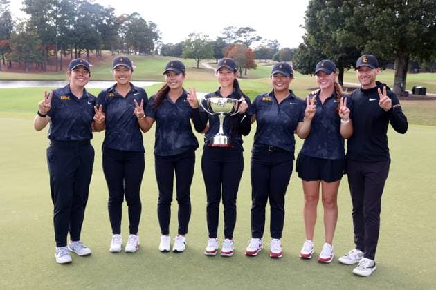 Sport Bilder des Tages ATLANTA, GA - OCTOBER 30: The Southern California Trojans hold the East Lake Cup trophy after winning the 2024 East Lake Cup on October 30, 2024 at East Lake Golf Club in Atlanta, Georgia. (Photo by Michael Wade Icon Sportswire) GOLF: OCT 30 East Lake Cup EDITORIAL USE ONLY Icon24103006