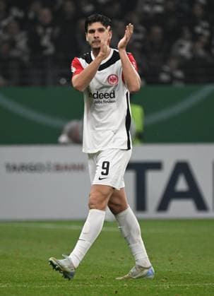 30.10.2024, xjhx, Fussball DFB Pokal 2.Runde, Eintracht Frankfurt - Borussia Mönchengladbach emspor, v.l. Igor Matanovic (Eintracht Frankfurt) bedankt bedanken sich bei den Fans (DFL DFB REGULATIONS PROHIBIT ANY USE OF PHOTOGRAPHS as IMAGE SEQUENCES and or QUASI-VIDEO) Frankfurt am Main