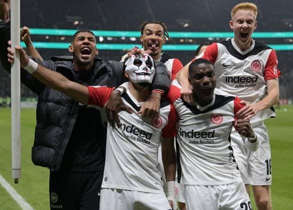 Bilder des Jahres 2024, Sport 10 Oktober Sport Bilder des Tages Omar Marmoush (li) setzt die Halloween Maske für seinen Torjubel. als Maskenmann auf nach seinem Tor zum 2:1 mit. Niels Nkounkou (re). und. Team. fotografiert beim Fußball DFB Pokal Spiel Eintracht Frankfurt gegen Borussia Mönchengladbach am 30.10.2024 in Frankfurt. (DFL DFB REGULATIONS PROHIBIT ANY USE OF PHOTOGRAPHS as IMAGE SEQUENCES and or QUASI-VIDEO) *** Omar Marmoush li puts on the Halloween mask for his goal celebration as a masked man after his goal to 2 1 with Niels Nkounkou right and team photographed at the soccer DFB Pokal match Eintracht Frankfurt against Borussia Mönchengladbach on 30 10 2024 in Frankfurt DFL DFB REGULATIONS PROHIBIT ANY USE OF PHOTOGRAPHS as IMAGE SEQUENCES and or QUASI VIDEO